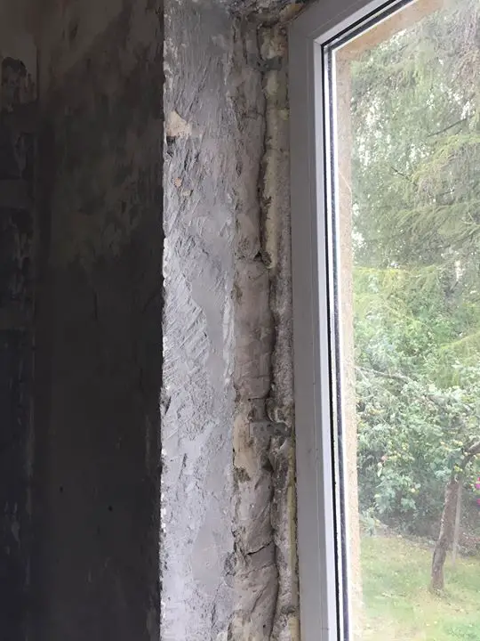 демонтаж оконных откосов. демонтаж старых откосов. дует из откосов пластиковых окон. демонтаж окна откосы. демонтаж окна откосы.